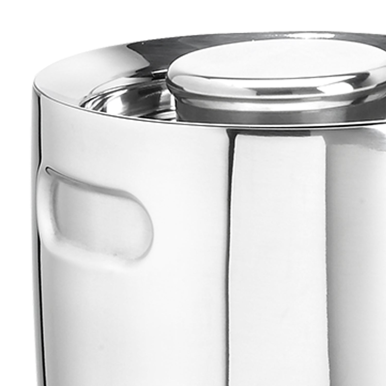 Polished Stainless Steel | Image of a 1.5QT ergo up-close to see the details of the knob and side handles.